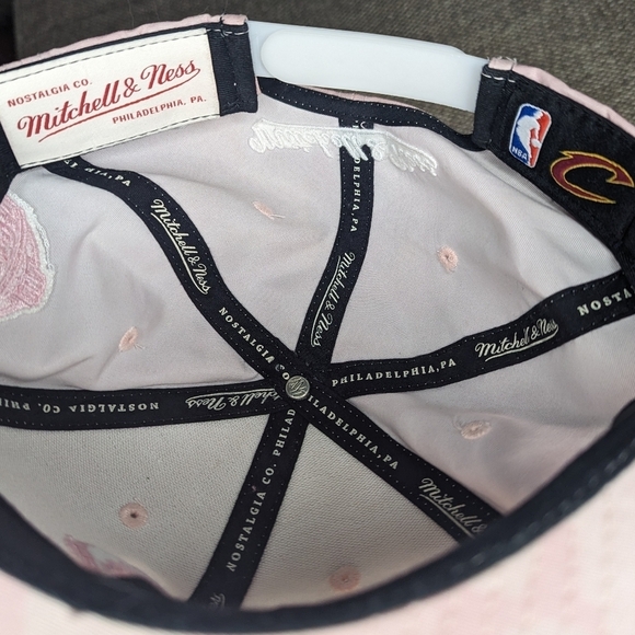 Mitchell & Ness Cleveland Cavaliers Pink Tye Dye Snapback - Picture 4 of 4
